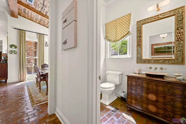 $1,995,000 | 1204 East Lakeside Oaks Drive, Baton Rouge, LA 70810