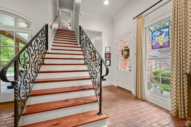 $1,995,000 | 1204 East Lakeside Oaks Drive, Baton Rouge, LA 70810