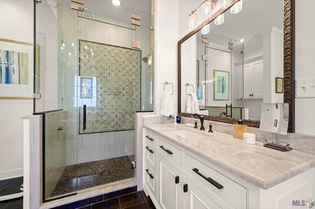 $1,995,000 | 1204 East Lakeside Oaks Drive, Baton Rouge, LA 70810