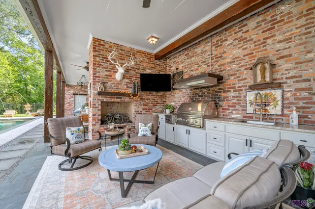 $1,995,000 | 1204 East Lakeside Oaks Drive, Baton Rouge, LA 70810