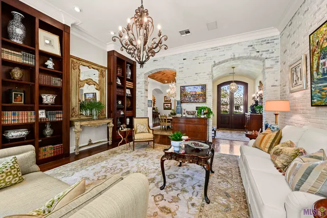$1,995,000 | 1204 East Lakeside Oaks Drive, Baton Rouge, LA 70810