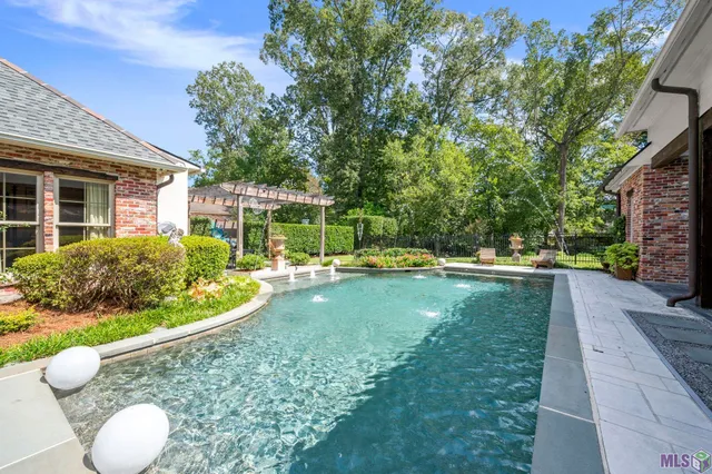 $1,995,000 | 1204 East Lakeside Oaks Drive, Baton Rouge, LA 70810