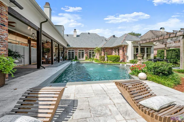 $1,995,000 | 1204 East Lakeside Oaks Drive, Baton Rouge, LA 70810