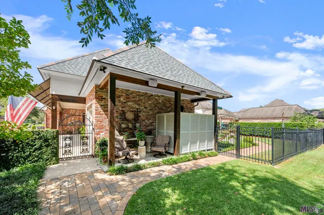 $1,995,000 | 1204 East Lakeside Oaks Drive, Baton Rouge, LA 70810