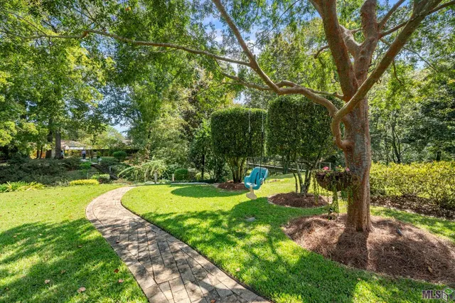 $1,995,000 | 1204 East Lakeside Oaks Drive, Baton Rouge, LA 70810