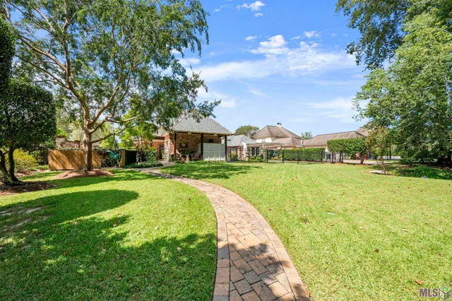 $1,995,000 | 1204 East Lakeside Oaks Drive, Baton Rouge, LA 70810