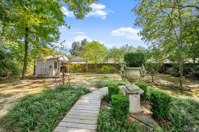$1,995,000 | 1204 East Lakeside Oaks Drive, Baton Rouge, LA 70810