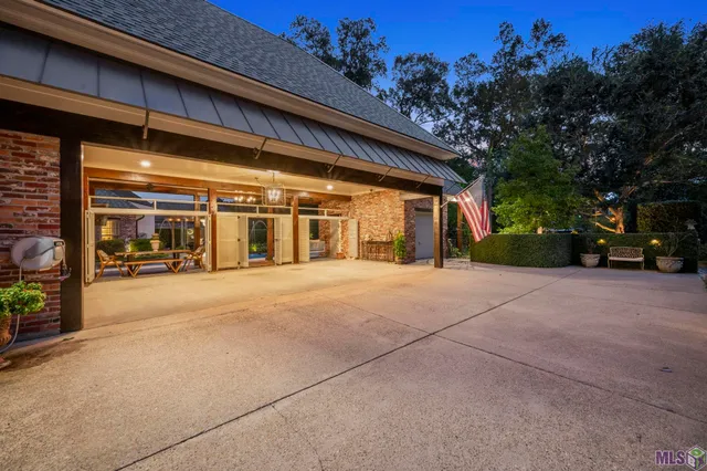 $1,995,000 | 1204 East Lakeside Oaks Drive, Baton Rouge, LA 70810