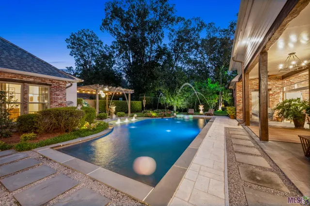 $1,995,000 | 1204 East Lakeside Oaks Drive, Baton Rouge, LA 70810