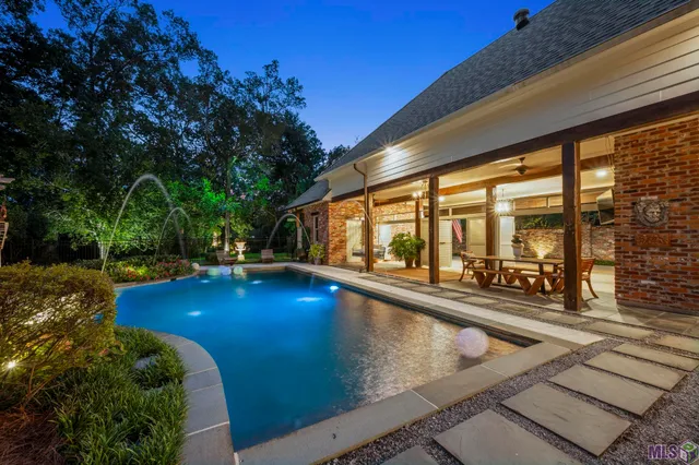 $1,995,000 | 1204 East Lakeside Oaks Drive, Baton Rouge, LA 70810