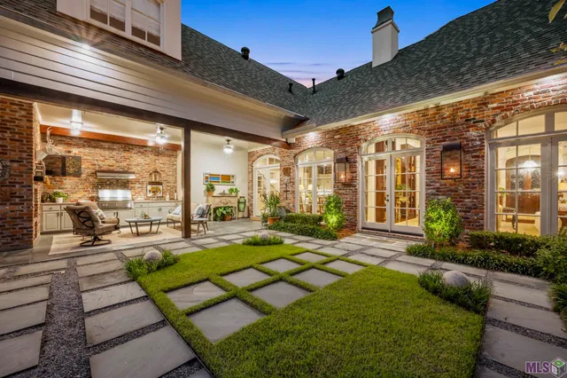 $1,995,000 | 1204 East Lakeside Oaks Drive, Baton Rouge, LA 70810