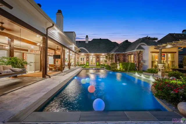 $1,995,000 | 1204 East Lakeside Oaks Drive, Baton Rouge, LA 70810