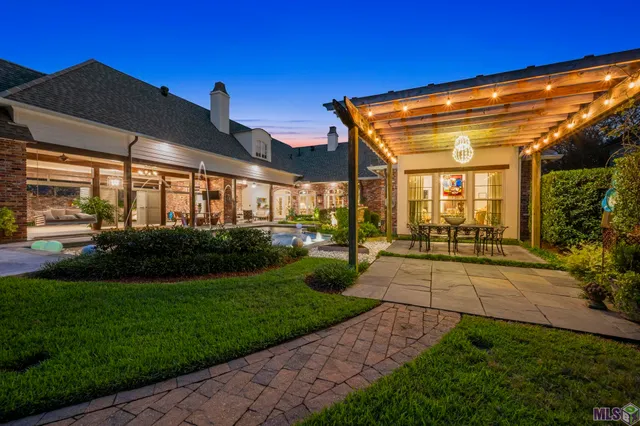 $1,995,000 | 1204 East Lakeside Oaks Drive, Baton Rouge, LA 70810