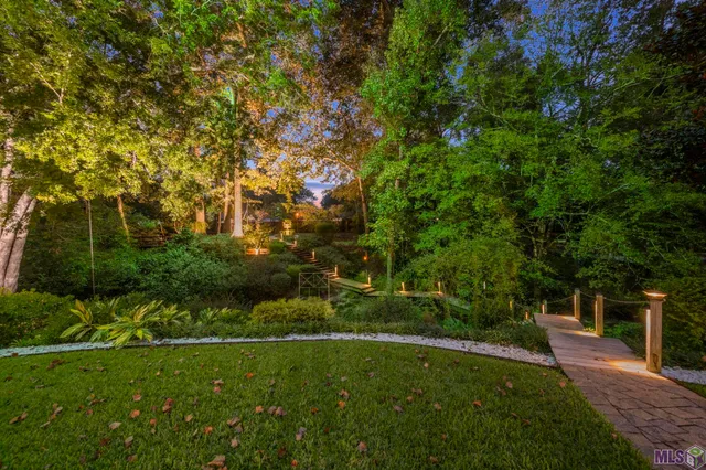 $1,995,000 | 1204 East Lakeside Oaks Drive, Baton Rouge, LA 70810