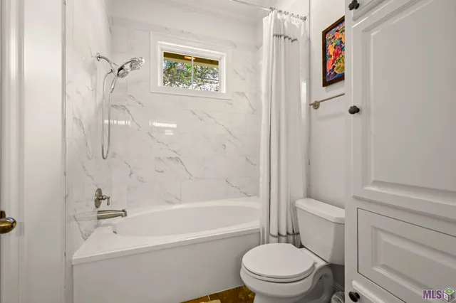 $1,995,000 | 1204 East Lakeside Oaks Drive, Baton Rouge, LA 70810