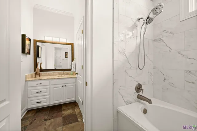 $1,995,000 | 1204 East Lakeside Oaks Drive, Baton Rouge, LA 70810