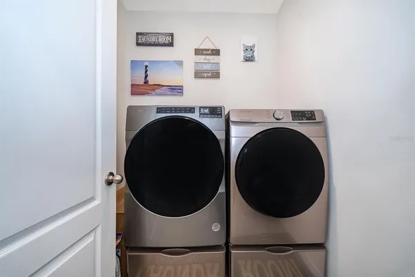 a close up view of a washer and dryer