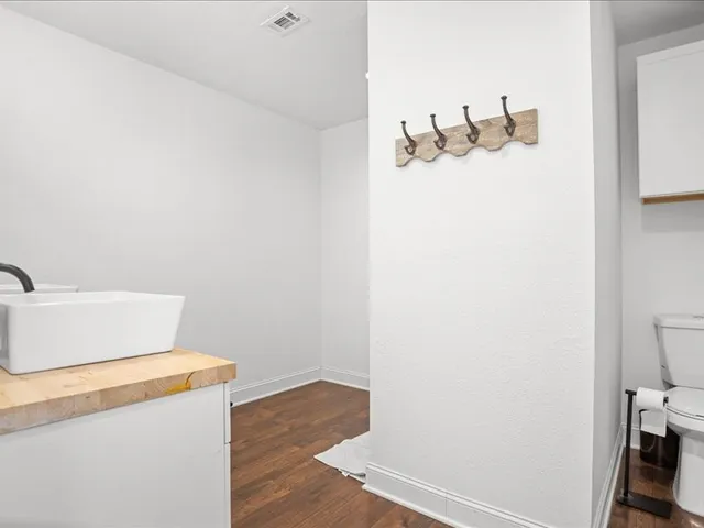 a view of utility room