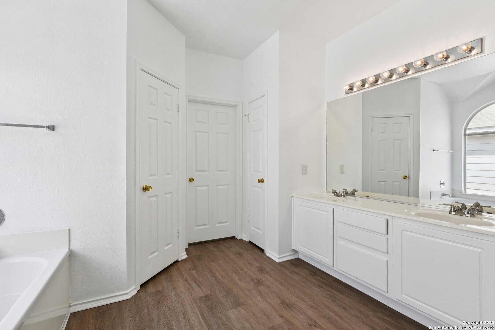 21510 Rio Colorado San Antonio, TX 78259 - Photo 22 of 42 a view of a bathroom with sink mirror and bathtub