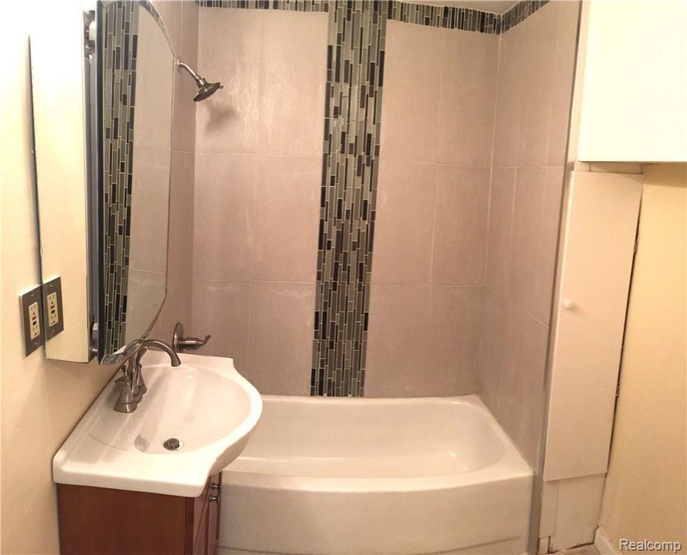 2985 Emmons Avenue Rochester, MI 48307 - Photo 19 of 39 15.JPG