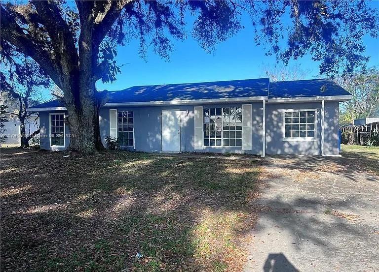a view of a house with a yard
