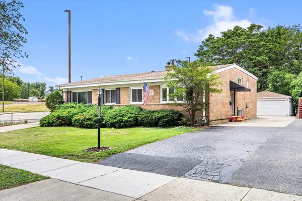 $429,900 | 402 North Douglas Avenue, Unit 402, Villa Park, IL 60181