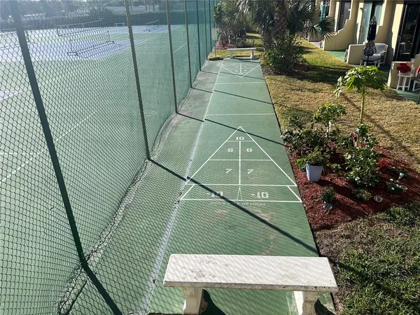 a view of a backyard