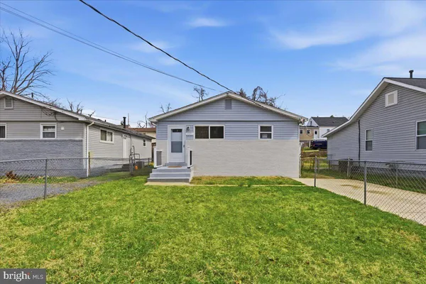 a house that is sitting in the grass