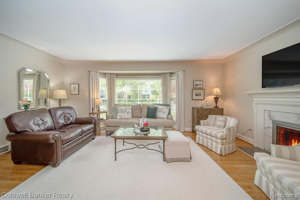 1760 Broadstone Road Grosse Pointe Woods, MI 48236 - Photo 4 of 29