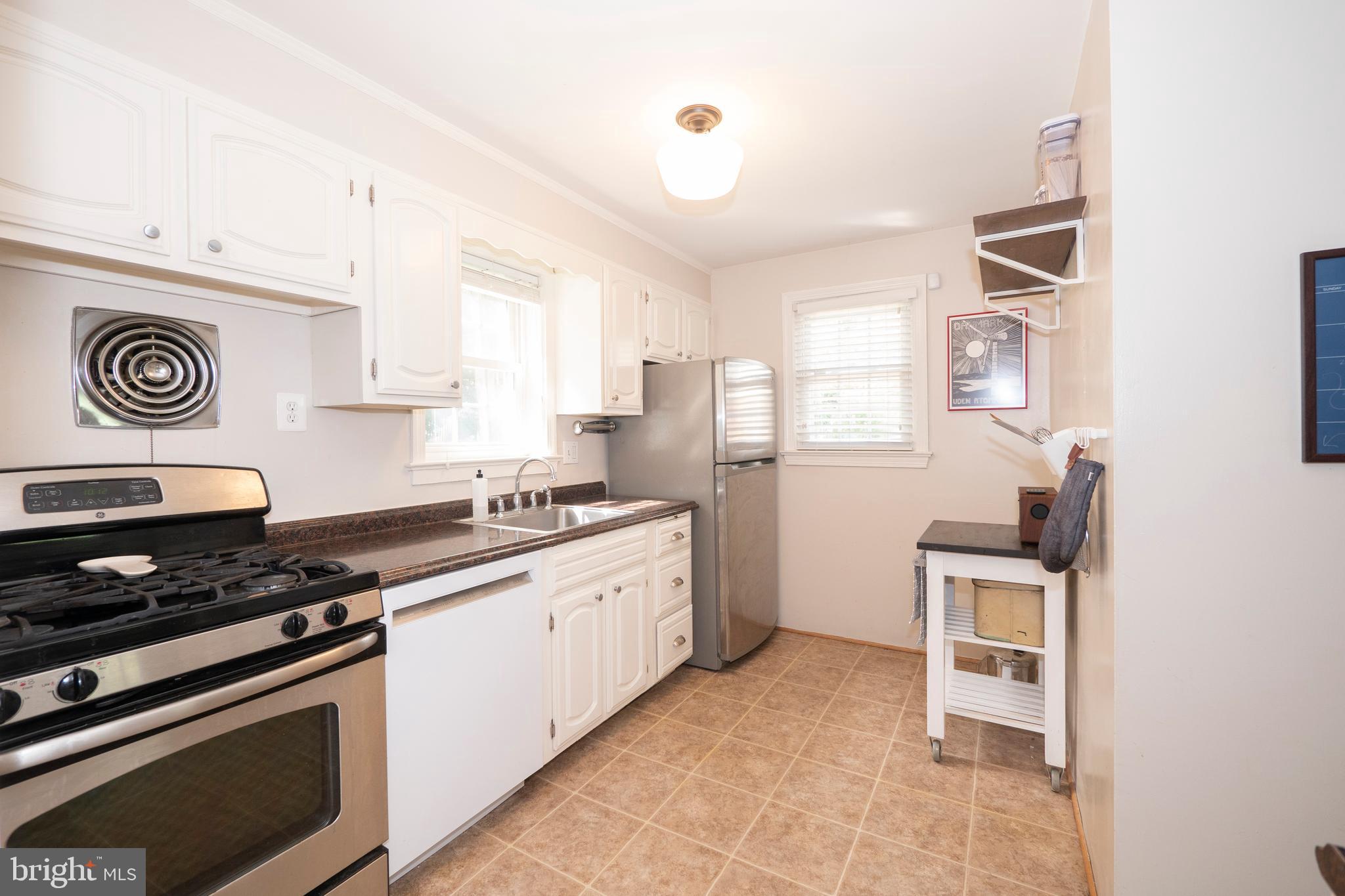1802 August Drive Silver Spring, MD 20902 - Photo 11 of 35 Main Level - Kitchen