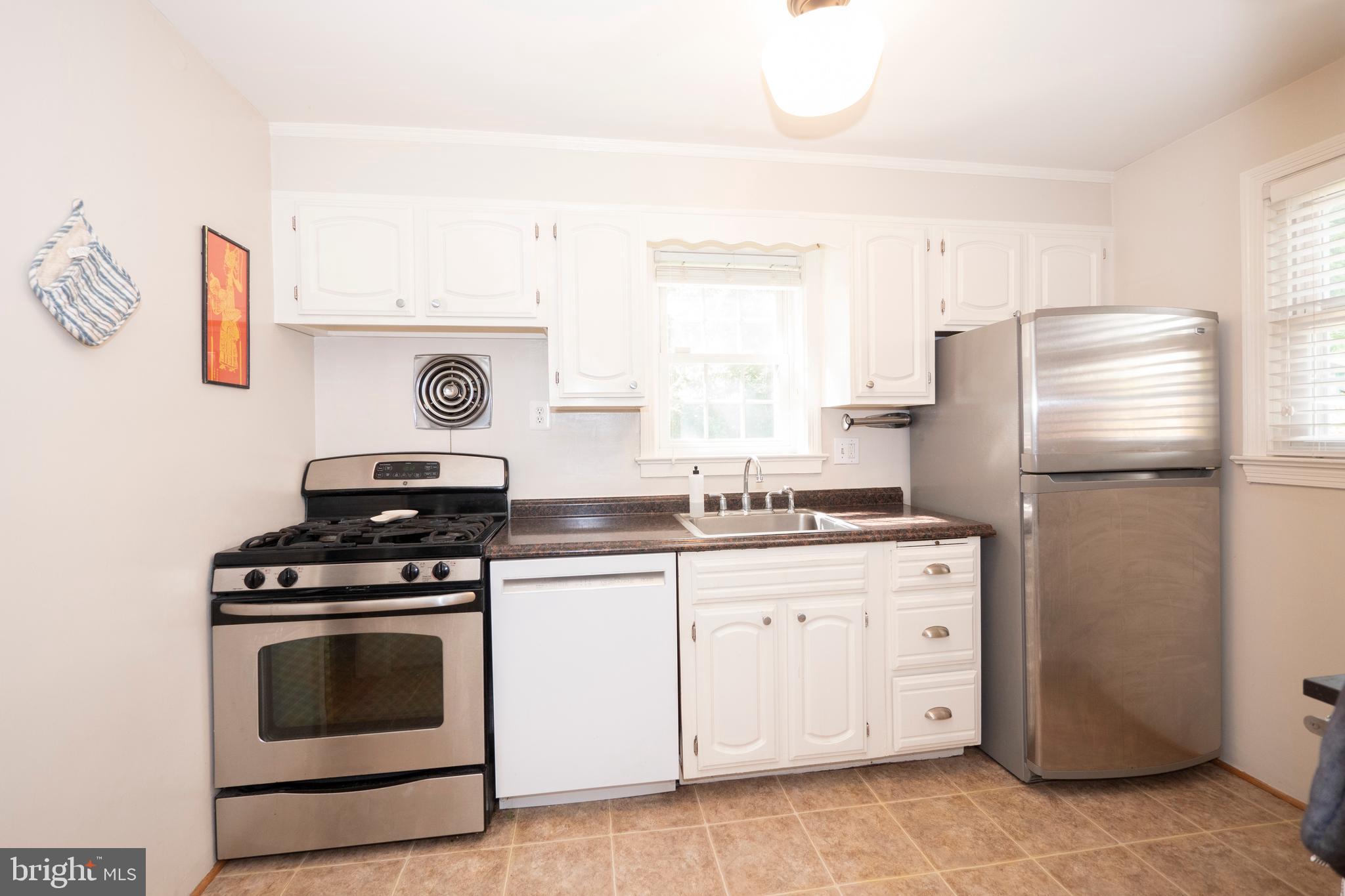 1802 August Drive Silver Spring, MD 20902 - Photo 10 of 35 Main Level - Kitchen