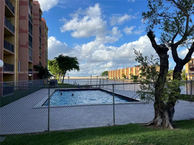 a view of a backyard