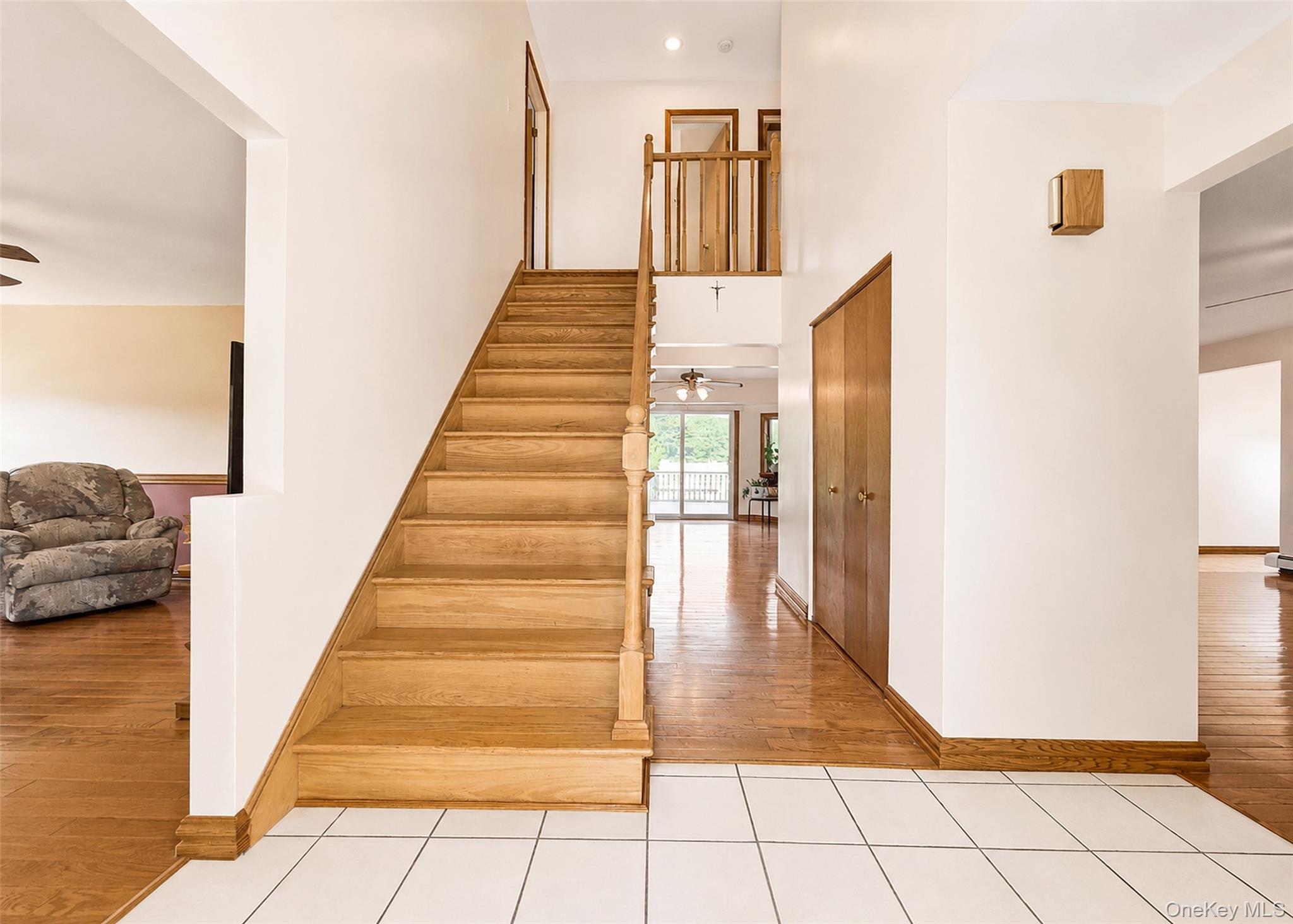 635 Farmveu Road Mattituck, NY 11952 - Photo 17 of 30 Entrance hall Stairway to upper 3 bedrooms