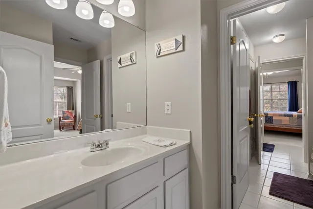 a en suite bathroom with a sink and a mirror