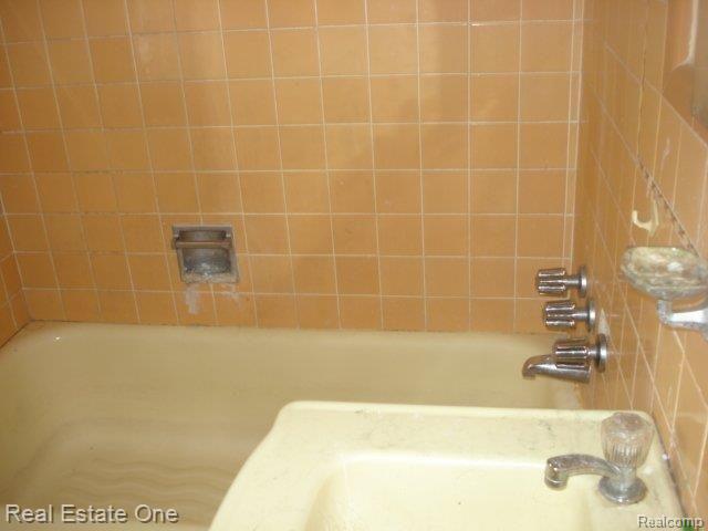 8055 Rolyat Street Detroit, MI 48234 - Photo 17 of 25 DSC05752