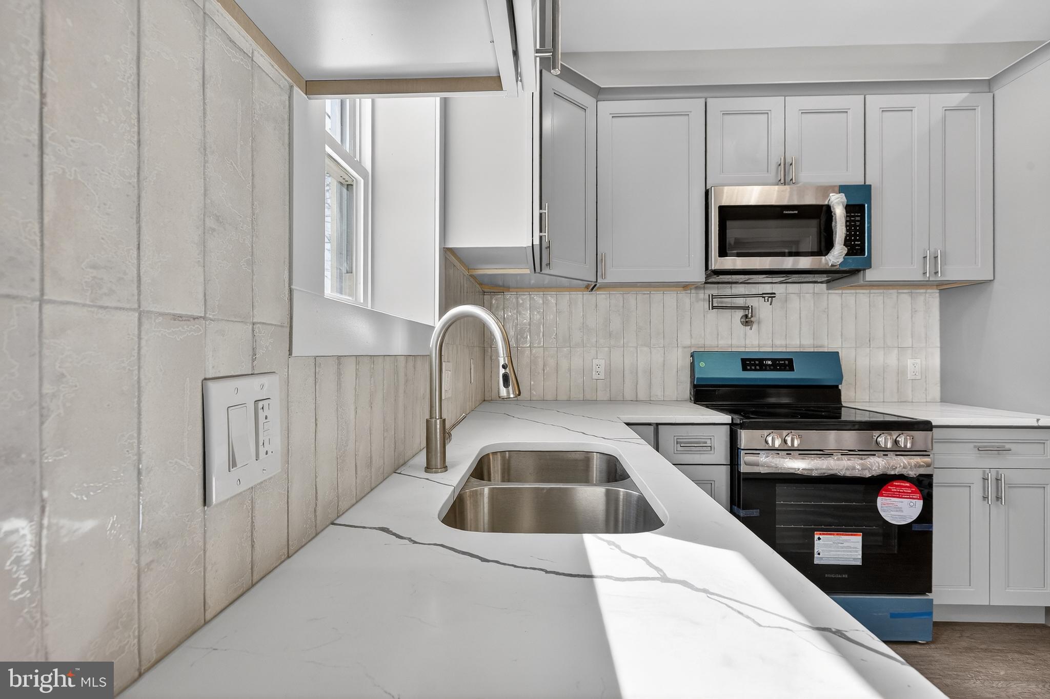 34 West Sharpnack Street Philadelphia, PA 19119 - Photo 8 of 33