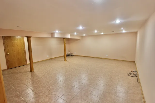 $2,900 | 7108 West Niles Avenue, Niles, IL 60714