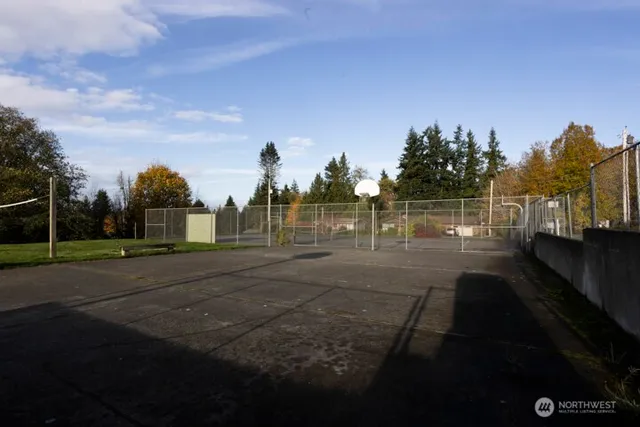 a view of street with a yard
