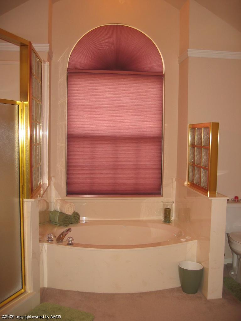 711 McKenzie Road Amarillo, TX 79118 - Photo 11 of 38 a bathroom with a bathtub