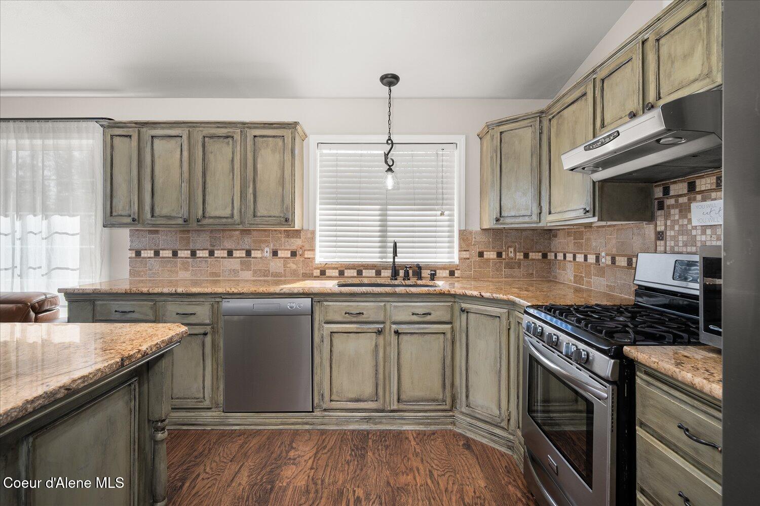 2531 Titleist Way Post Falls, ID 83854 - Photo 3 of 61 Kitchen