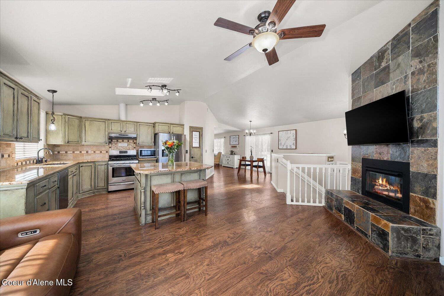 2531 Titleist Way Post Falls, ID 83854 - Photo 4 of 61 Living Room