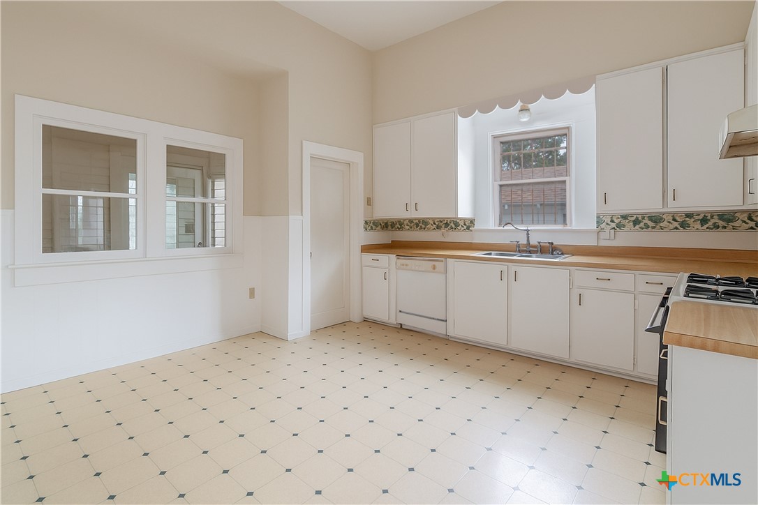 832 East Court Street Seguin, TX 78155 - Photo 15 of 31 a spacious bathroom with a sink a mirror and a bathtub