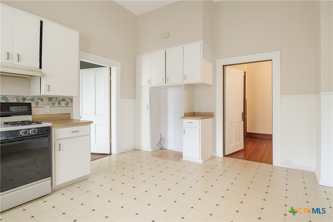832 East Court Street Seguin, TX 78155 - Photo 16 of 31 a kitchen with stainless steel appliances kitchen island sink refrigerator and stove