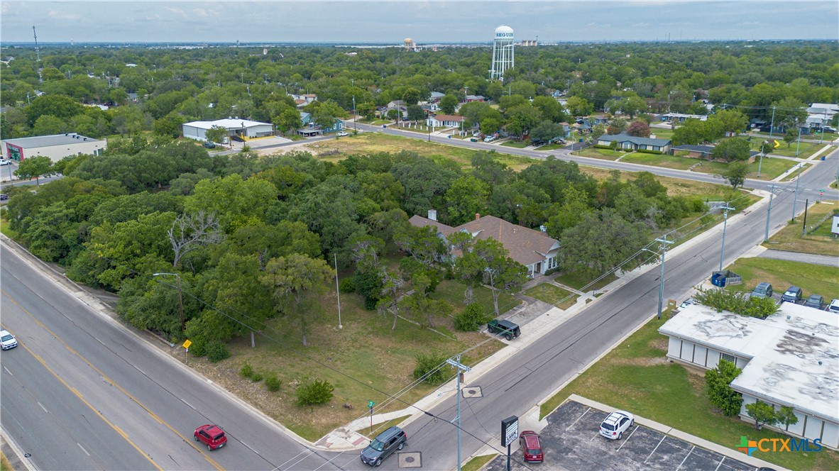 832 East Court Street Seguin, TX 78155 - Photo 29 of 31 a view of a garden from a balcony