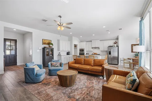 $2,600 | 1027 Moss Grv Trail, Justin, TX 76247