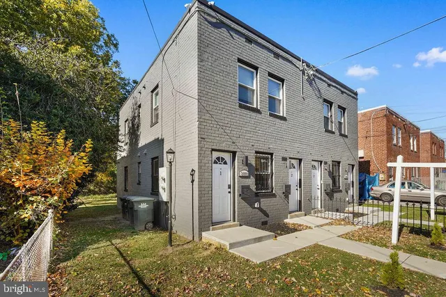 a view of a house with backyard