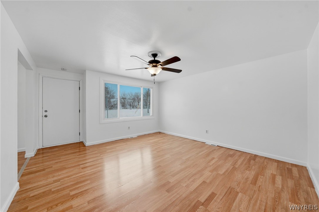5 Ruhl Avenue Buffalo, NY 14207 - Photo 12 of 38 Living Room/ Front entry