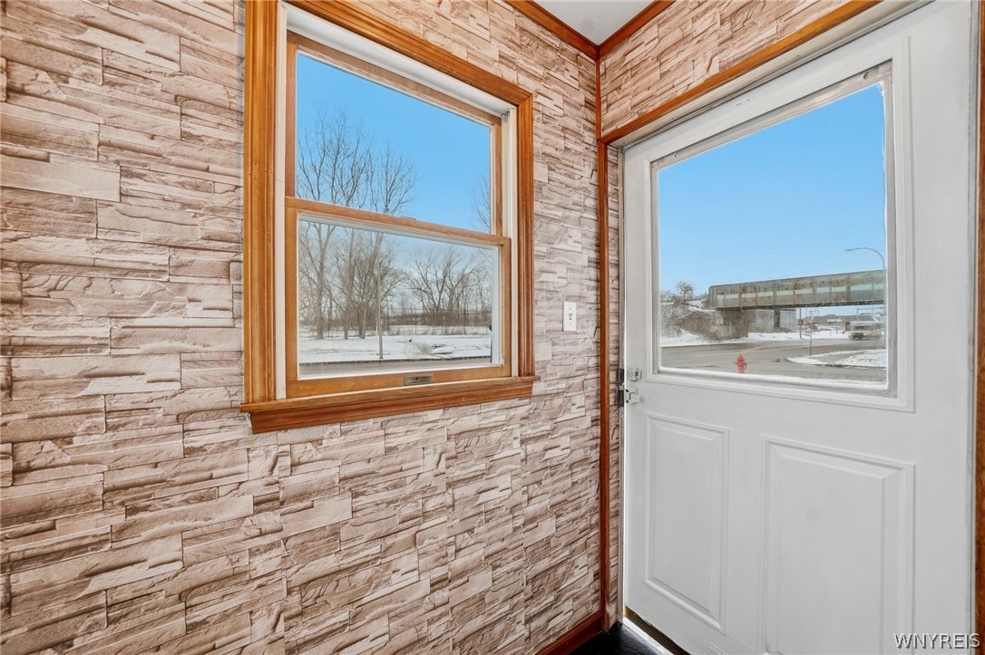 5 Ruhl Avenue Buffalo, NY 14207 - Photo 6 of 38 Covered porch on the side entry