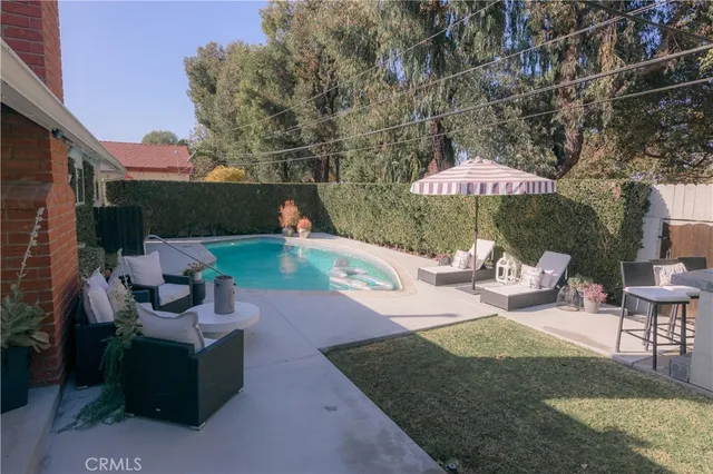 an outdoor sitting area with furniture and a garden