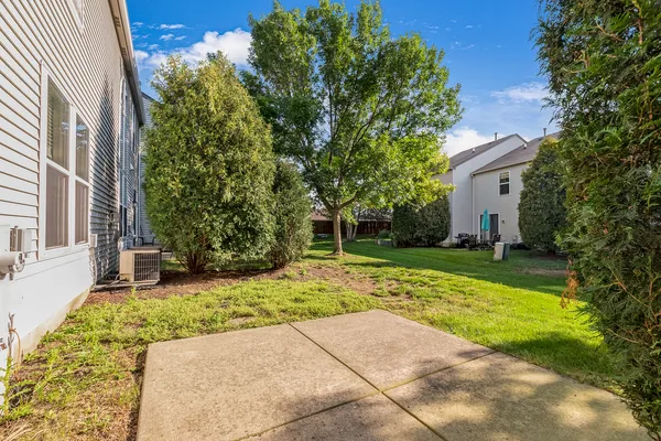 a view of a house with backyard and garden